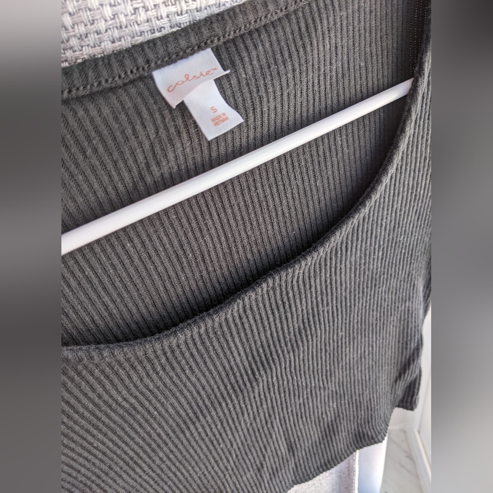 Black Ribbed Crop Top - Picture 4 of 4